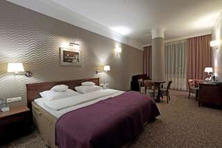 Отель Hotel Esperanto Белосток Улучшенный двухместный номер с 1 кроватью или 2 отдельными кроватями-1